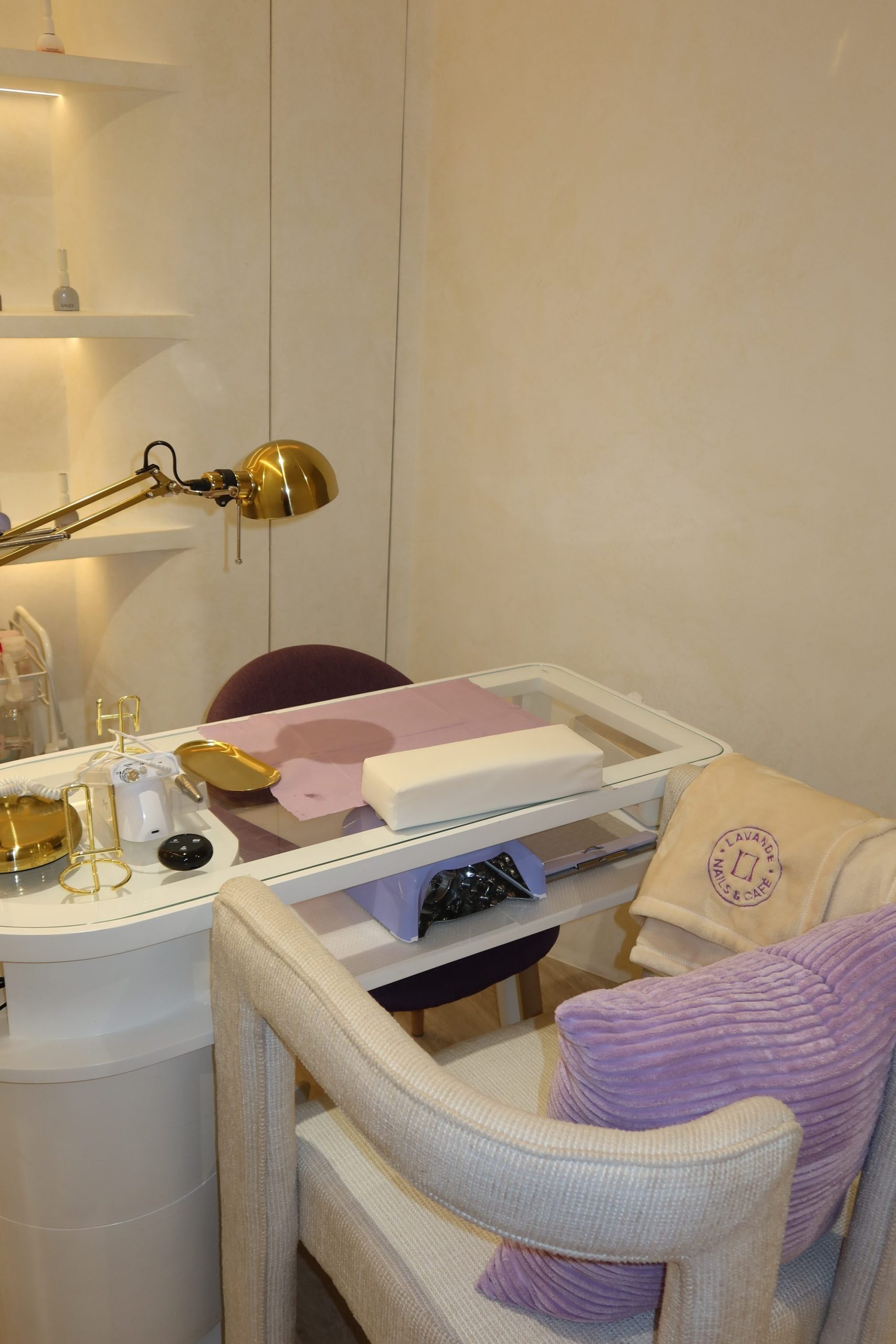 Lavande workstation with branded towels.